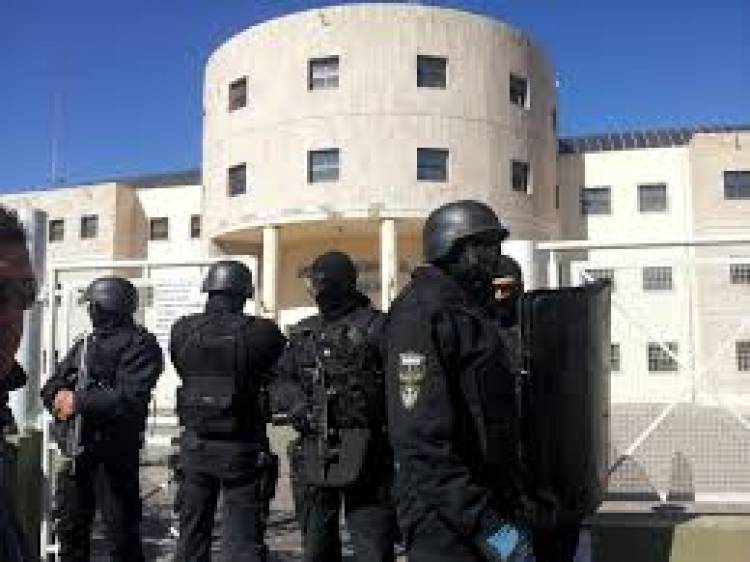 Analizan en la Policía y en Educación paros , de continuar el desoblamiento salarial.Salud empieza el martes con paros del 50 por ciento .Semana clave para intereses por mora .
