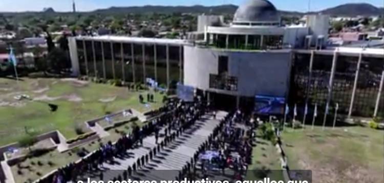 Discurso : no invitaron a Alberto y hay expectativas sobre la  presencia o no de Adolfo .Mil Policías para sujetar las protestas 