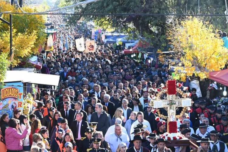 Los Cristos más politizados de la historia . Villarroel copó la parada entre la interna de Bartolo con Negri.El silencio del Obispo Barba ante el caos económico social, llamativo.