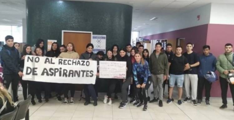 El Procurador dictaminó que haya clases para los ingresantes de 2024 a oficial de Policía.Decide ahora el Superior Tribunal.La persistencia de Enrique Ponce 