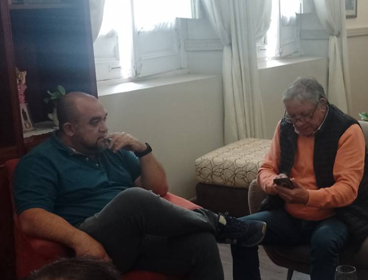 Principio de acuerdo entre Frontera y el Sindicato Municipal.Seria remunerativo y se anunciaría el viernes.Acordaron pasar los transitorios a Planta o Contratados .La paritaria será permanente 