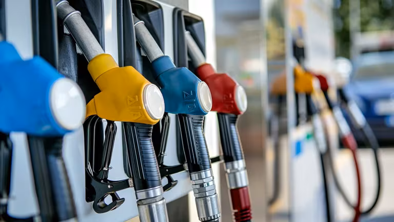 El jueves aumentan el 3 por ciento los combustibles. La farsa de la baja de inflación y el superávit mentiroso.