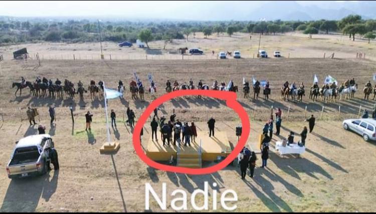 La Punta:Ayalita echó a todos sus funcionarios porque no fue nadie al acto del 25, salvo una protegida.Gritos, mns de washap Olivero le vació el acto?