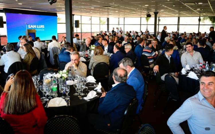 Primer discurso positivo de Poggi ante industriales. Reconocimiento a la Industria de San Luis que persiste y de quienes contribuyeron a hacerla 