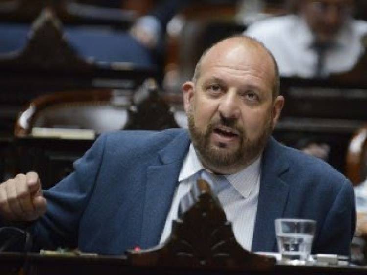 Burla de marioneta D Alessandro luego del veto " los haberes de los jubilados le ganan a la inflación".