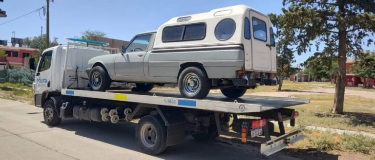 Hilacha:El vehículo donde la súper banda los bandejas operaba y cultivaba  da vergüenza.Opereta? Sobre actuación? Da la impresión 