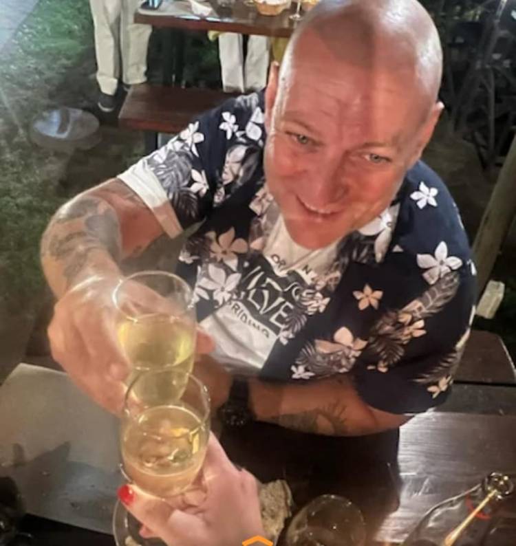 SOFECA Y FETARA los sellos de goma del presunto líder gremial porteño, que quiso entrar a los Frigoríficos  de Villa Mercedes.Fue rechazado por los trabajadores.Se dedicó a otra cosa .La pata política P de la que no se habla  y lo bancaron.