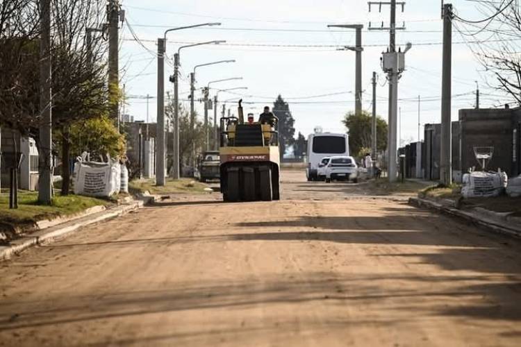 Empezaron a pavimentar en las 1000 viviendas en Mercedes.