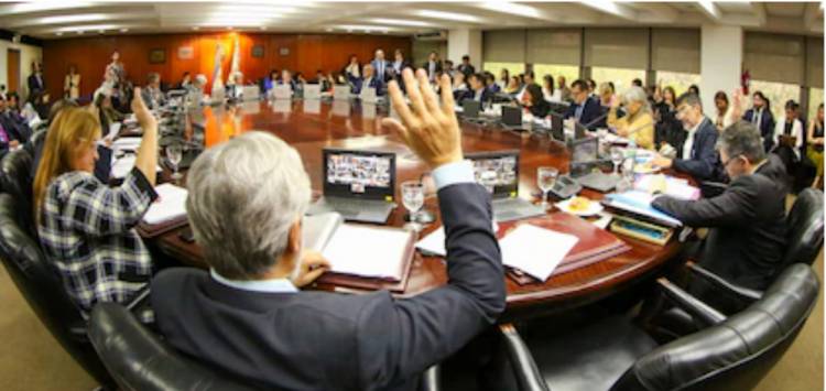 Los Jueces Federales en contra del presupuesto Nacional de 2016 que les recorta el 8  y él 76 en bienes de uso .La Junta Federal de Cortes, dice que es imposible mantener él servicio.