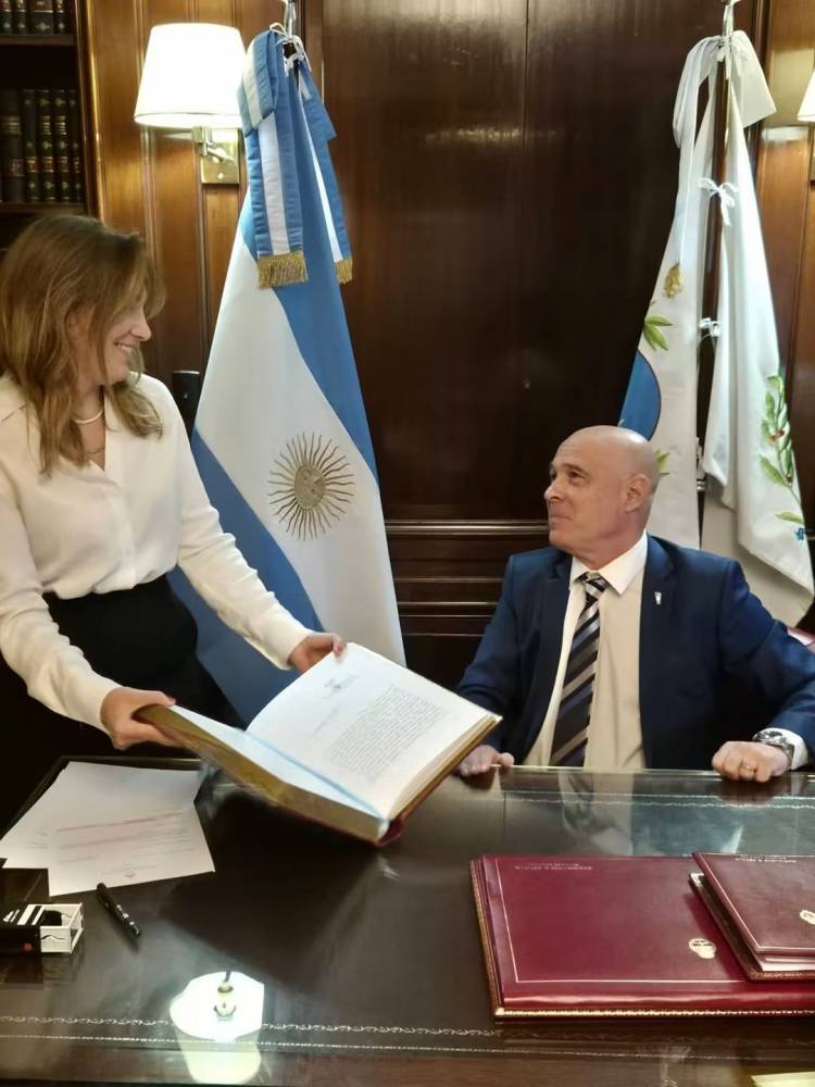 Abdala , Presidente de la Nación interino contra Poggi : debe dar explicaciones sobre él supuesto Chileno empresario y de la desaparición de 2 millones de dólares del maíz del CABURE.